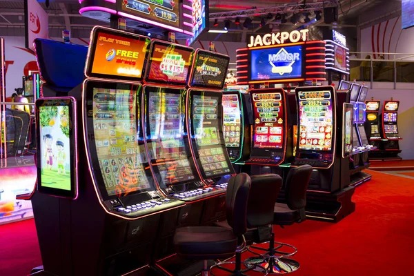 Live dealer at Lightning Roulette table with HD camera feed and betting interface